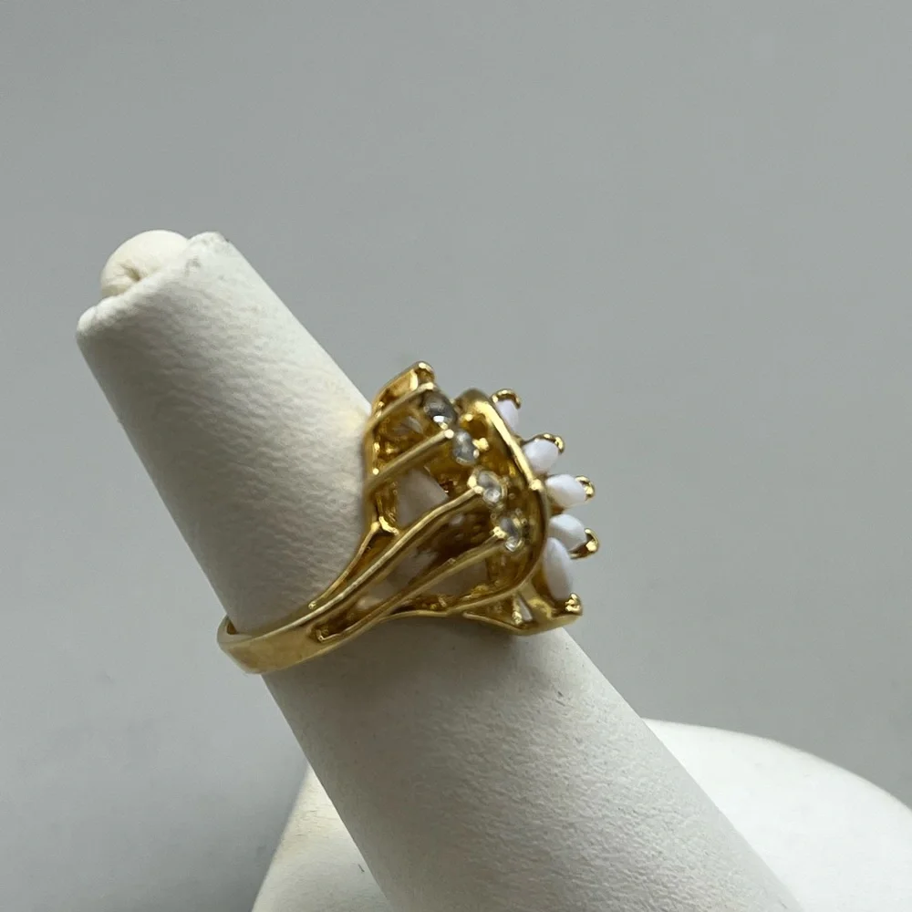 Elegant Gold and White Women's Ring